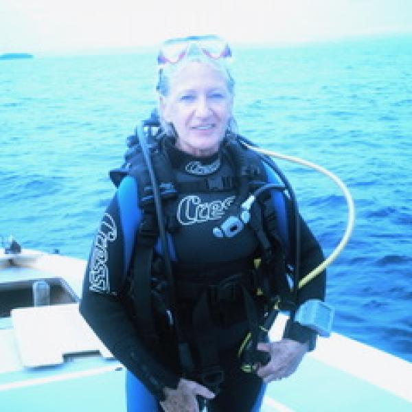 Marie-Claude en habit de plongée sous-marine